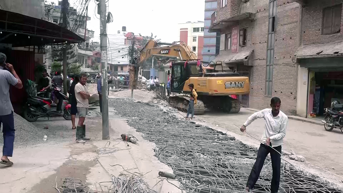 सामाखुसी खोलामाथिको ढलान भत्काउने काम तीव्र